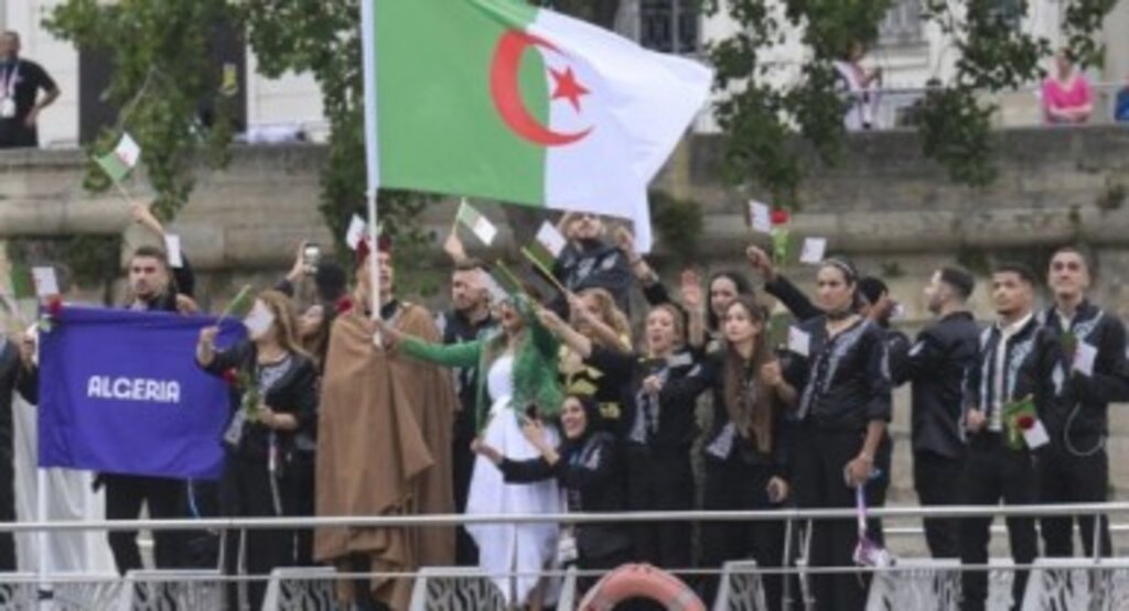 Olimpiyat açılışında Cezayir kafilesi, Paris’te katledilen Cezayirlileri Sen Nehri’ne gül atarak andı