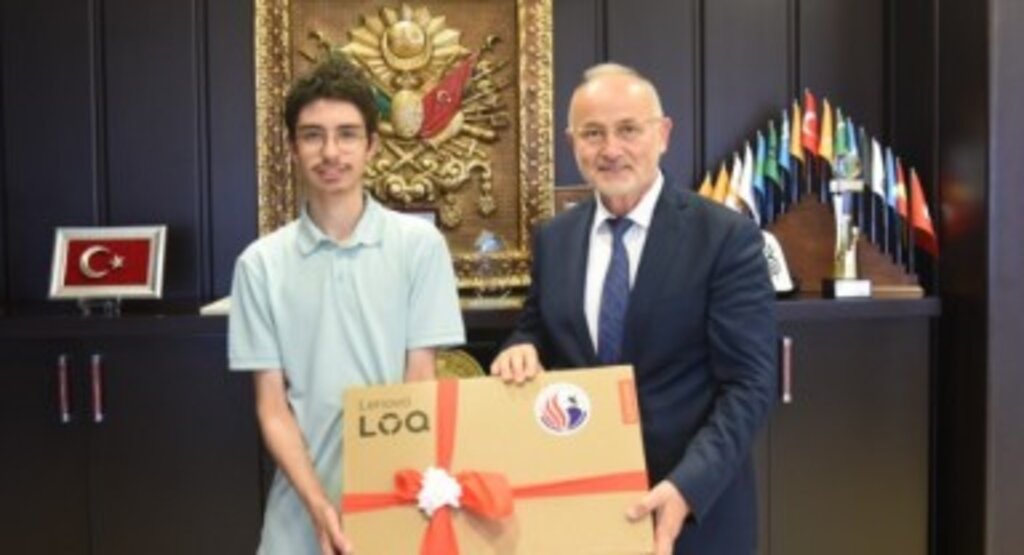 Rektör Ünal, LGS Türkiye Birincisi OMÜ Vakfı Koleji Öğrencisi Ali Alper Şentürk’ü Tebrik Etti