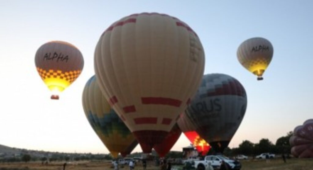 Salda Gölü’nde sıcak hava balonu devri başladı