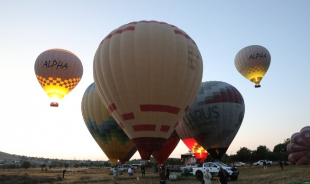 Salda Gölü’nde sıcak hava balonu devri başladı