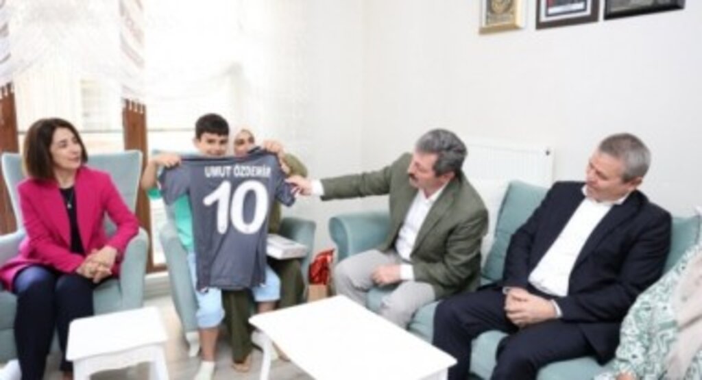 Şehidin oğluna Samsunspor forması hediye etti