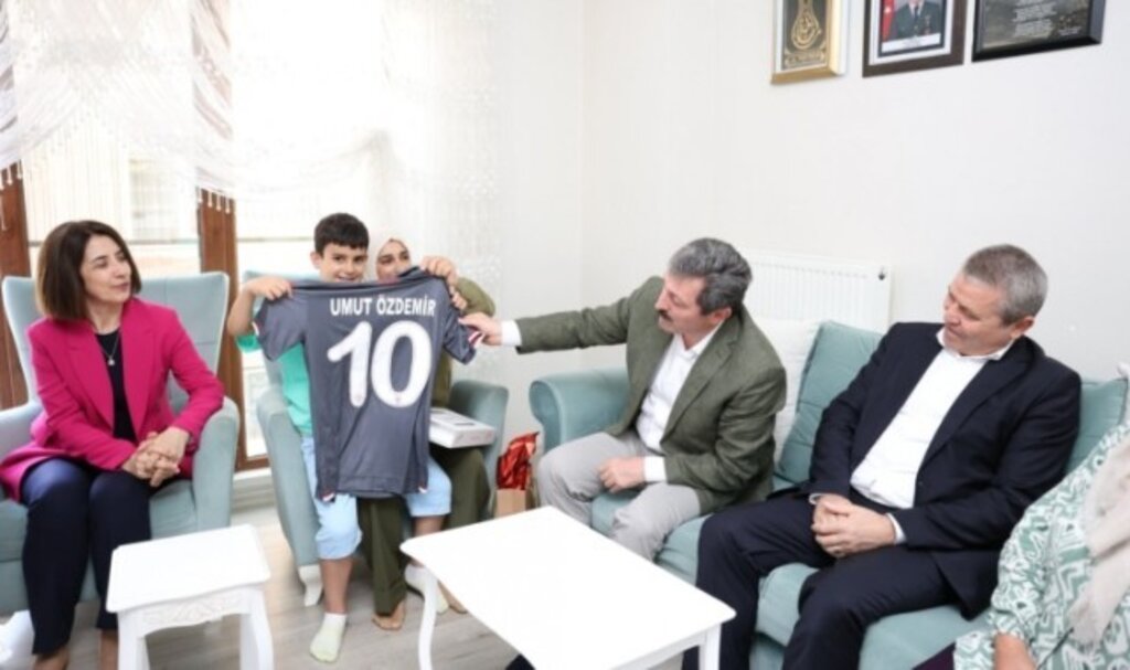 Şehidin oğluna Samsunspor forması hediye etti