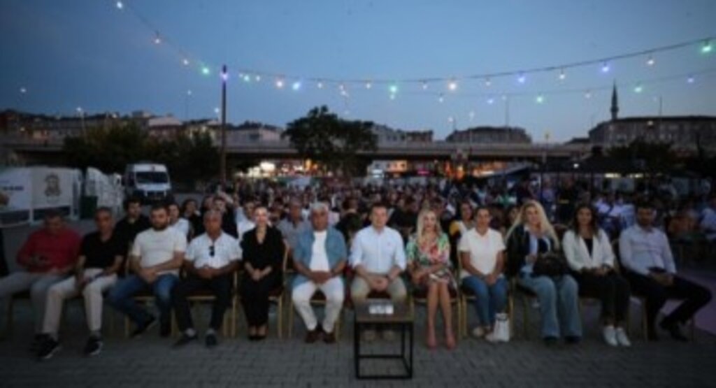 Yazlık sinema nostaljisi film gösterimlerinin gala gecesi Atatürk filmi ile gerçekleştirildi