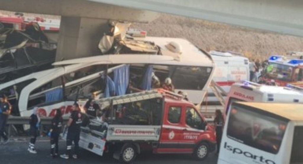 Ankara’da Yolcu Otobüsü Köprüye Çarptı; 10 Ölü, 25 Yaralı