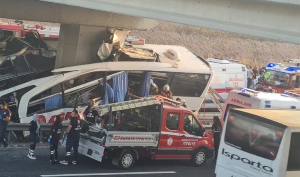 Ankara’da Yolcu Otobüsü Köprüye Çarptı; 10 Ölü, 25 Yaralı