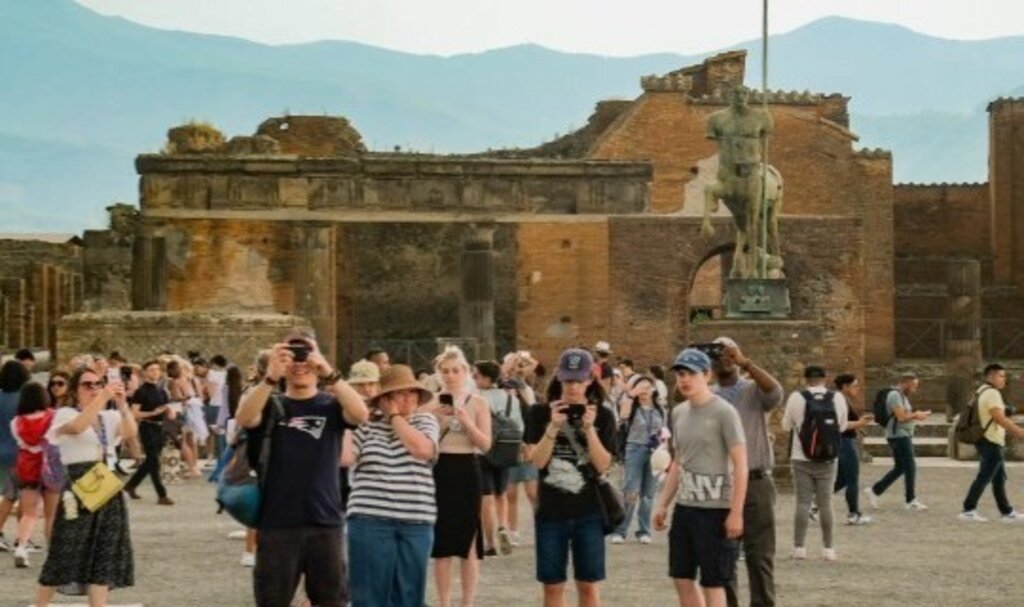 Antik kentin duvarına yazı yazan turiste, 60 bin euro ceza