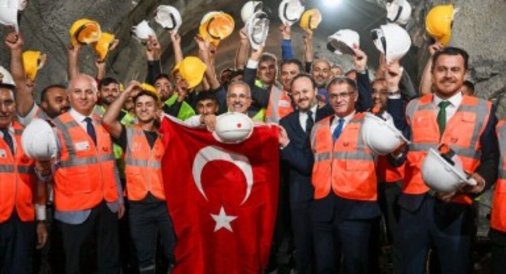 Bakan Uraloğlu: “Van – Hakkari Yönündeki Tüpte Sona Yaklaştık”