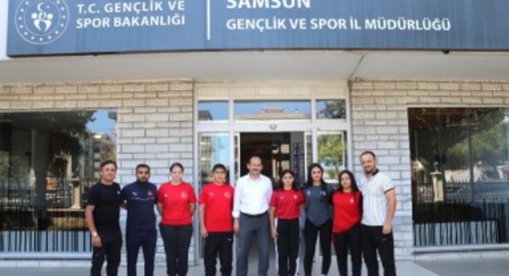 Başarılı güreşçiler İl Müdürümüzü ziyaret etti