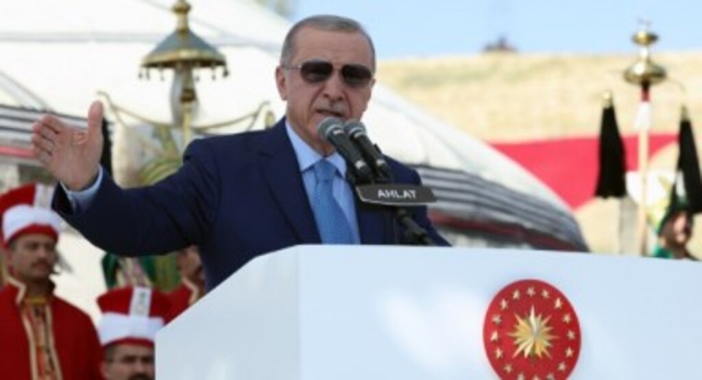Cumhurbaşkanı Erdoğan, “Vatanımıza yönelik senaryoları yırtıp atarak yolumuza devam ediyoruz. Bizler bu toprakların emanetçisi değil asıl sahipleriyiz” dedi.