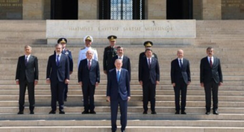 Cumhurbaşkanı Erdoğan, Yüksek Askerî Şûra üyeleriyle birlikte Anıtkabir’i ziyaret etti