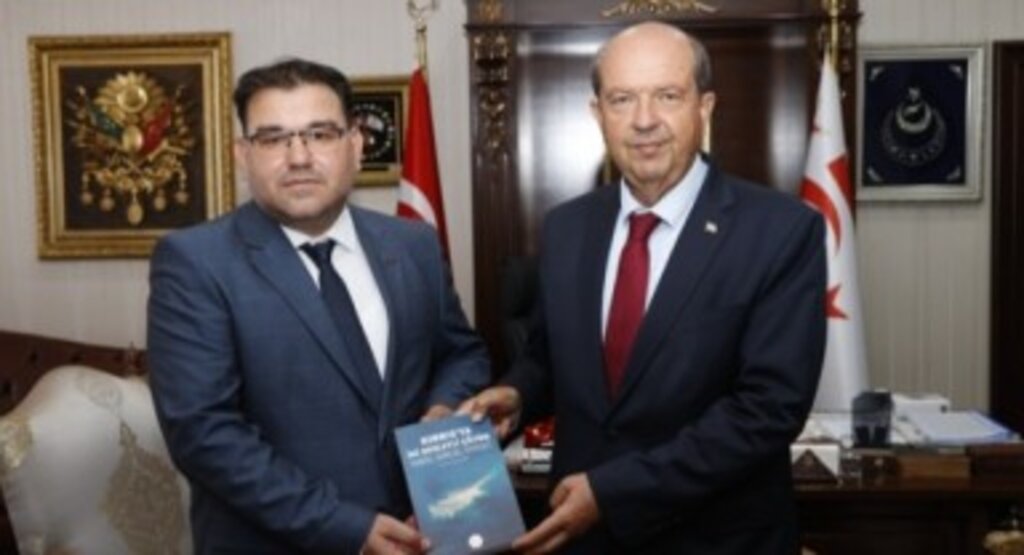 Cumhurbaşkanı Tatar’a “Kıbrıs’ta İki Devletli Çözüm-Tarih, Kimlik, Siyaset” isimli kitap takdim edildi