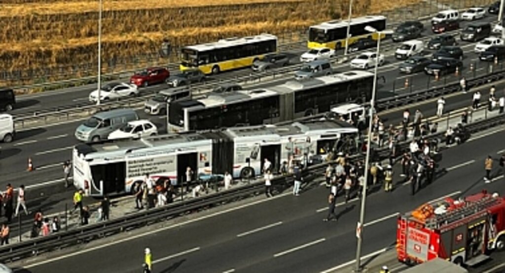 İstanbul Küçükçekmece de Metrobüs Kazası: Yaralılar Var, Seferler Durdu!
