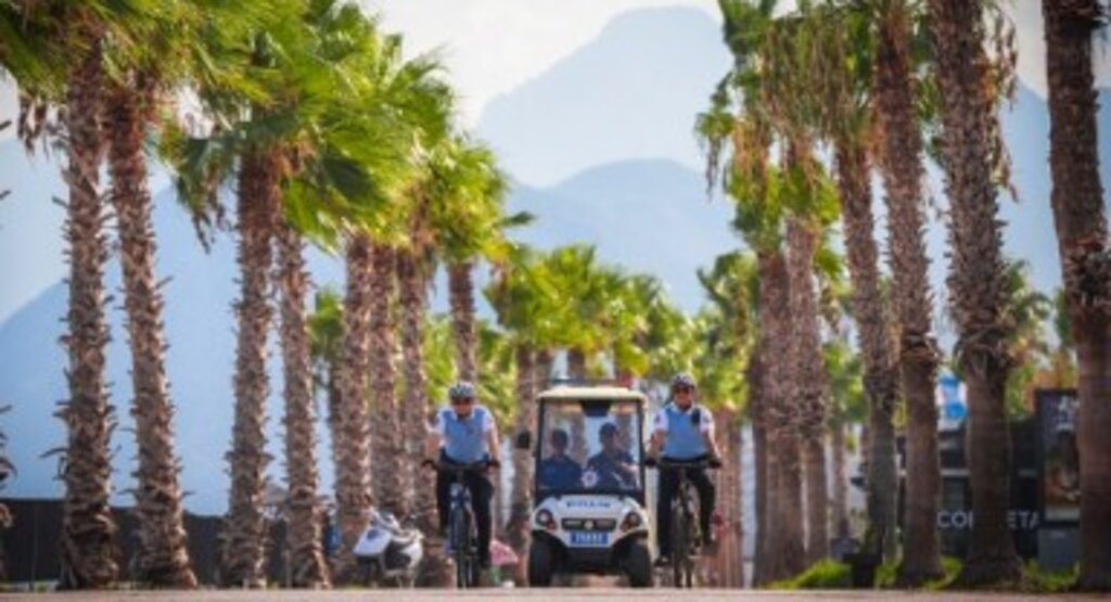 Plajlar ve parklarda güvenlik için Turizm Polisi pedal çeviriyor