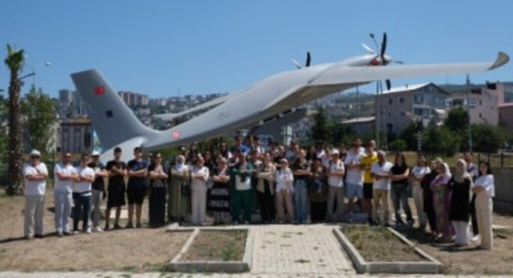 Rumen Öğrencilerden Canik’te Akıncı TİHA Pozu 