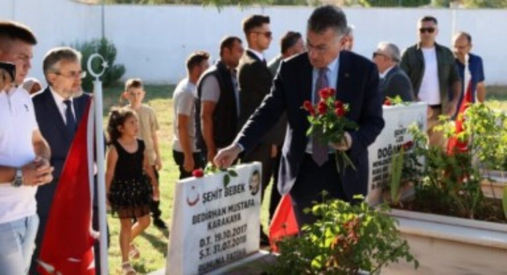 Şehit bebek ve annesi mezarı başında anıldı