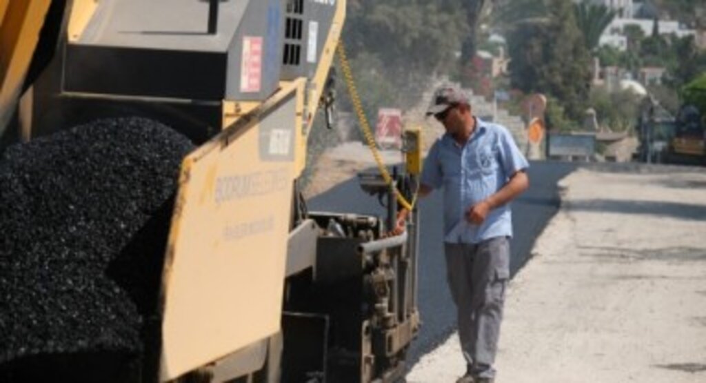 Su Hattı Değişen Caddede Sıcak Asfalt Çalışması 