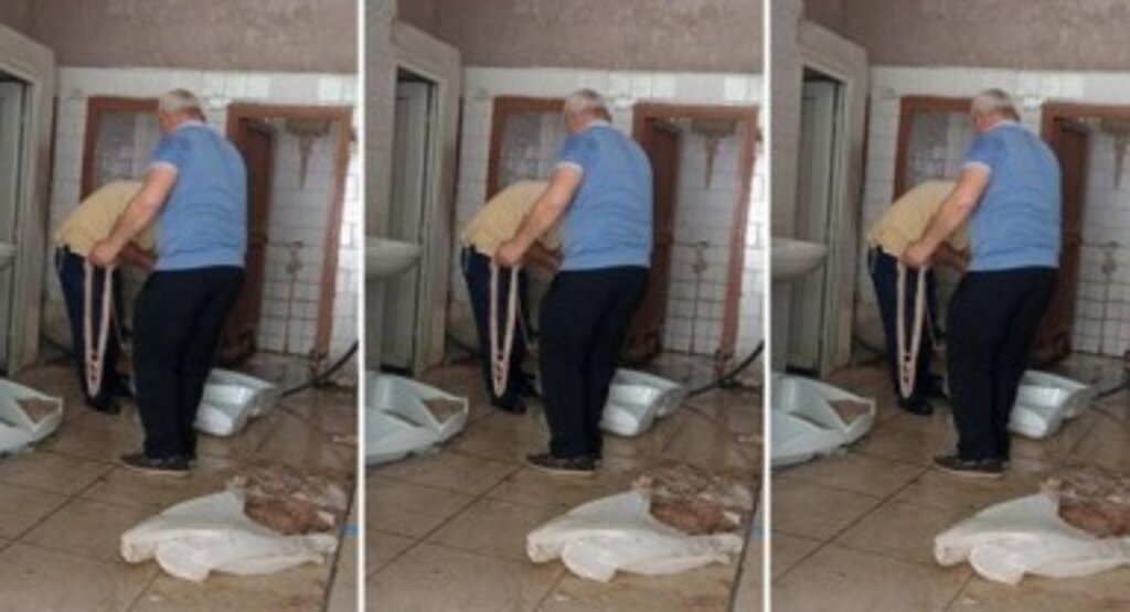 Adana’da şok görüntüler! Umumi tuvalette bağırsak temizlediler