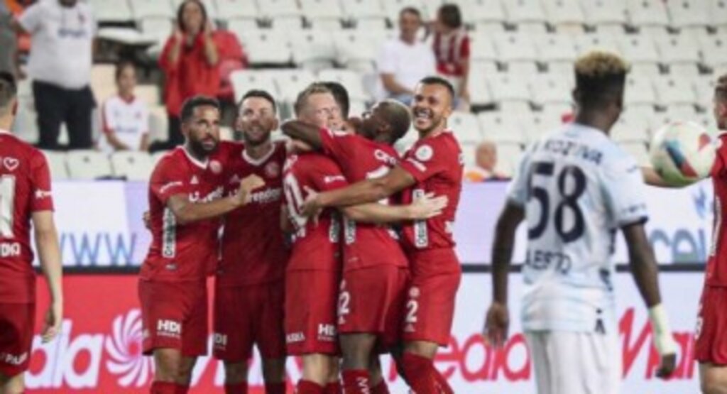 Antalyaspor, Adana Demirspor karşısında son saniyede güldü