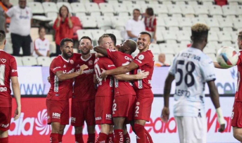 Antalyaspor, Adana Demirspor karşısında son saniyede güldü