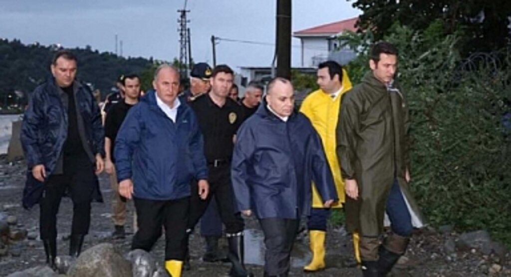 Artvin'de heyelan ve taşkınlar nedeniyle 32 köy yolu kapandı
