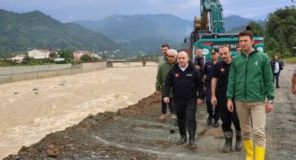 Artvin’de sel ve heyelandan kapanan 32 köy yolu ulaşıma açıldı