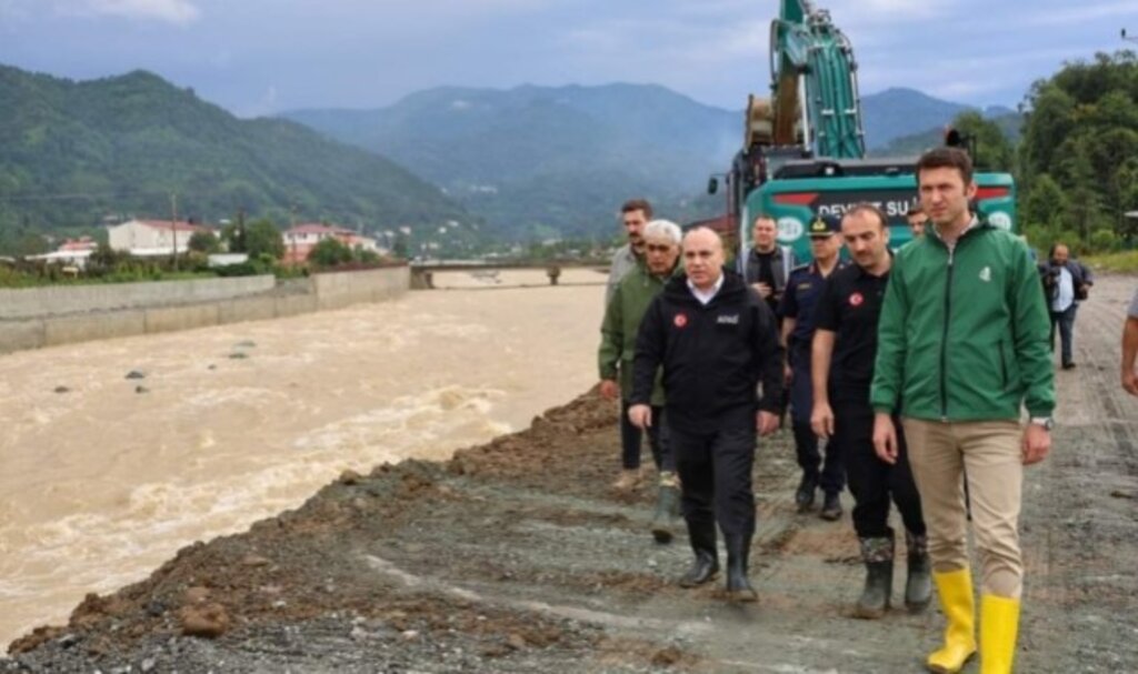Artvin’de sel ve heyelandan kapanan 32 köy yolu ulaşıma açıldı