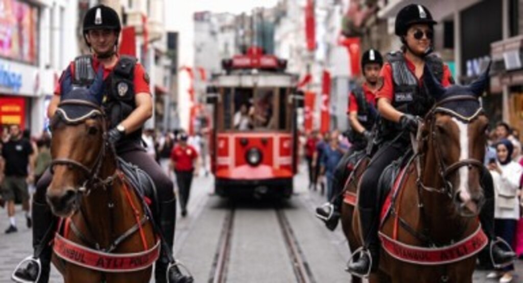 Atlı Polisler Yabancı Turistlerin Gözdesi Oldu