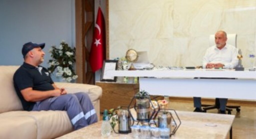 Başkan İbrahim Sandıkçı’dan Yağmura Aldırış Etmeden Çalışan İşçiye Ödül 