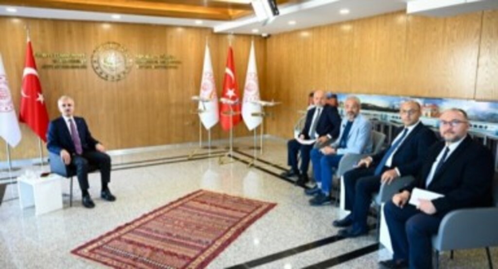 BHA Genel Müdürü Canlı Yayında Rize-Trabzon Havalimanı uçak bilet fiyat farkını gösterdi; Bakan Uraloğlu: “Canına okuruz”