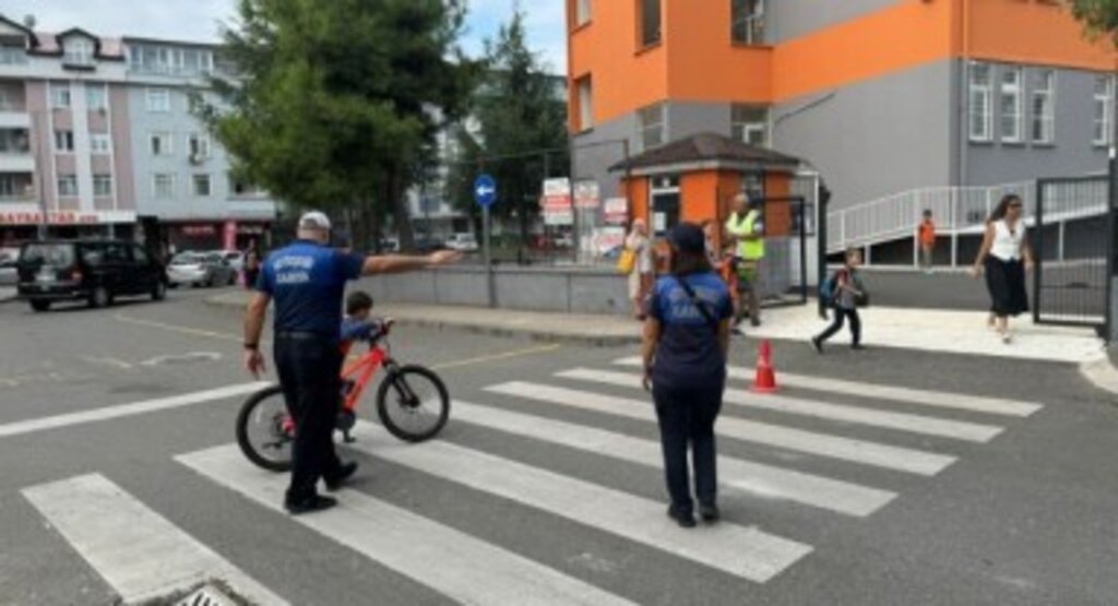 Büyükşehir Zabıtası Öğrencilerin Yanında 