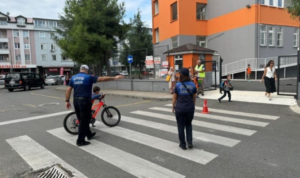 Büyükşehir Zabıtası Öğrencilerin Yanında