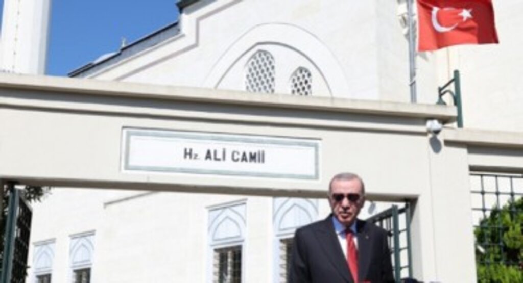 Cumhurbaşkanı Erdoğan, Cuma namazını Hz. Ali Camii’nde kıldı