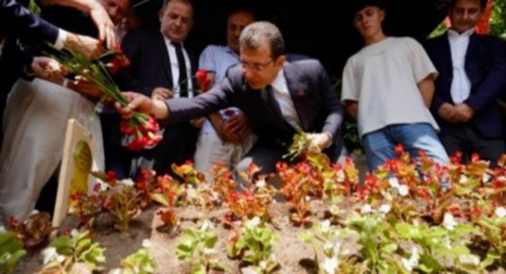 Ekrem İmamoğlu, Şehit Piyade Üsteğmen Ömer Fatih Ayar’ın mezarını ziyaret ederek Yasin-i Şerif okudu