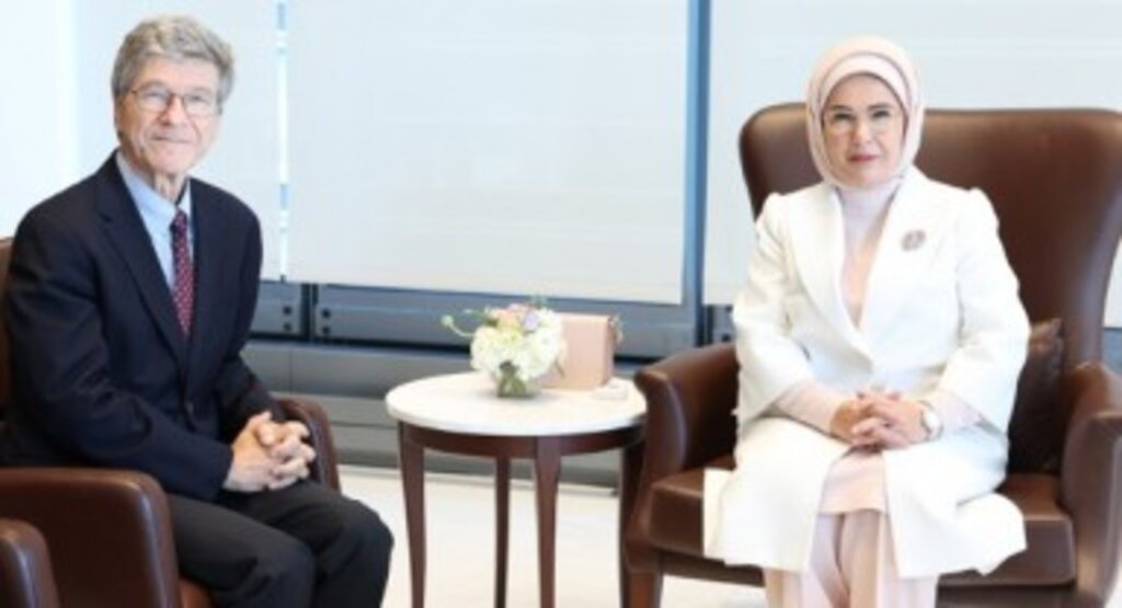 Emine Erdoğan, New York'ta BM Sürdürülebilir Kalkınma Çözümleri Ağı Başkanı Sachs ile görüştü