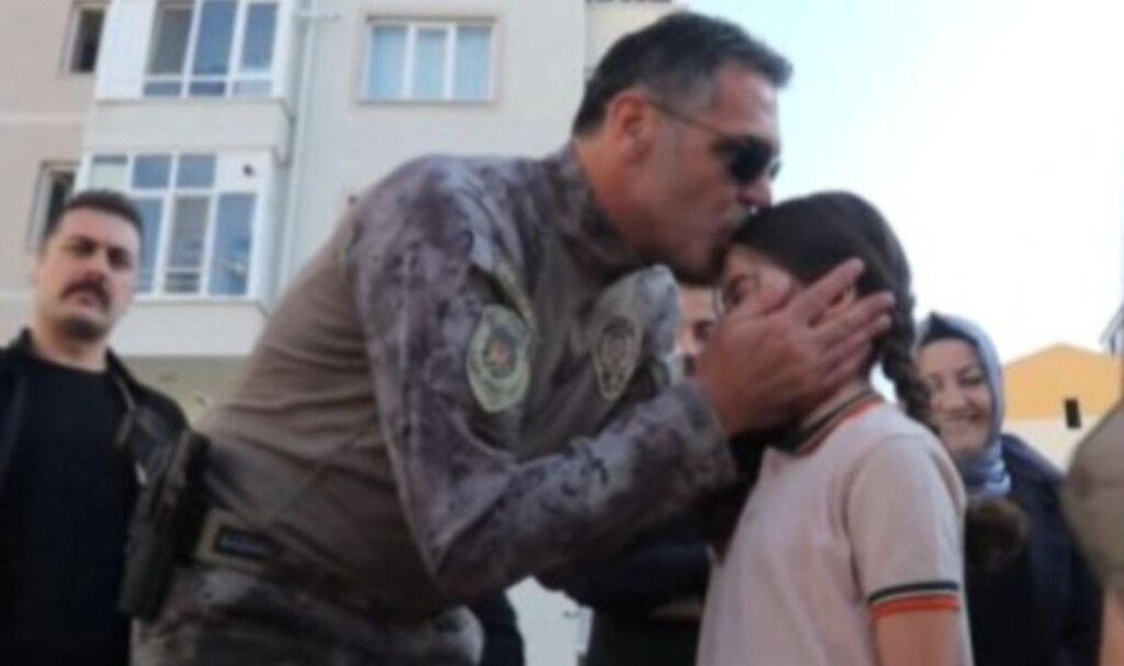 Emniyet Müdürü Gönülleri Isıttı, Şehit Kızını Okula Bıraktı