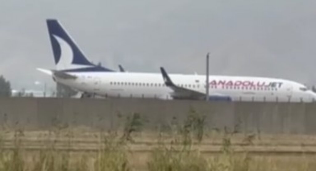 Hakkari’de yolcu uçağı pistten çıktı