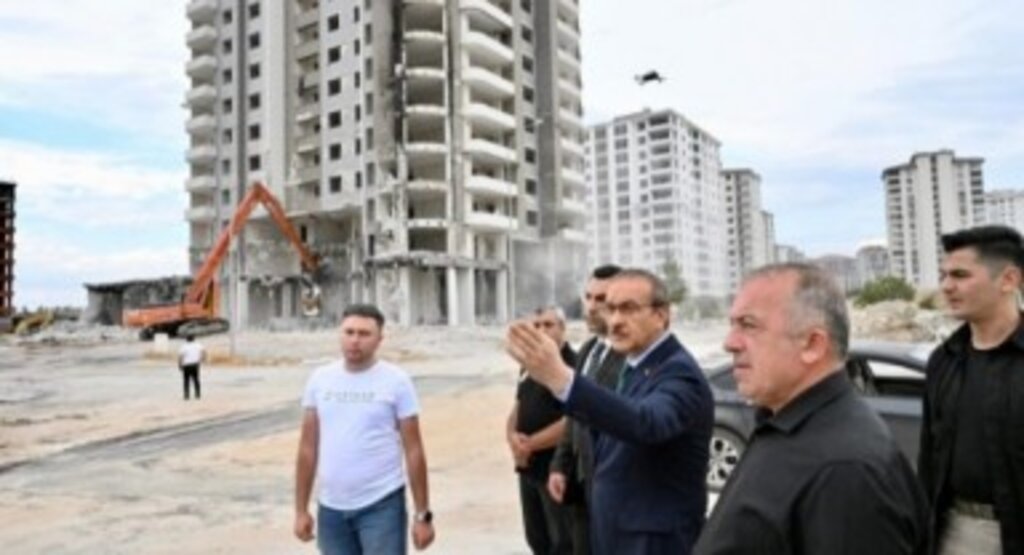 Malatya’da Vali Yavuz, yıkım alanlarını inceledi