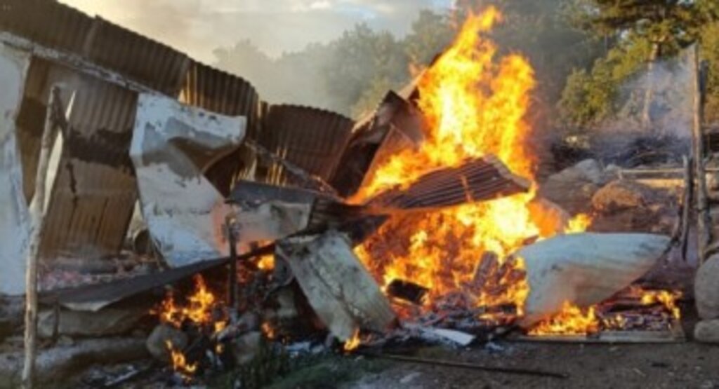 Orman yangını diye harekete geçen orman işletmesi ekibi, alana vardığında ağıl yangınıyla karşılaştı