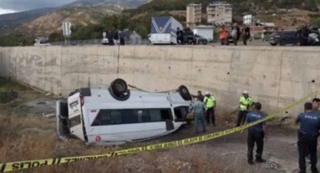 Sivas’ta minibüs devrildi