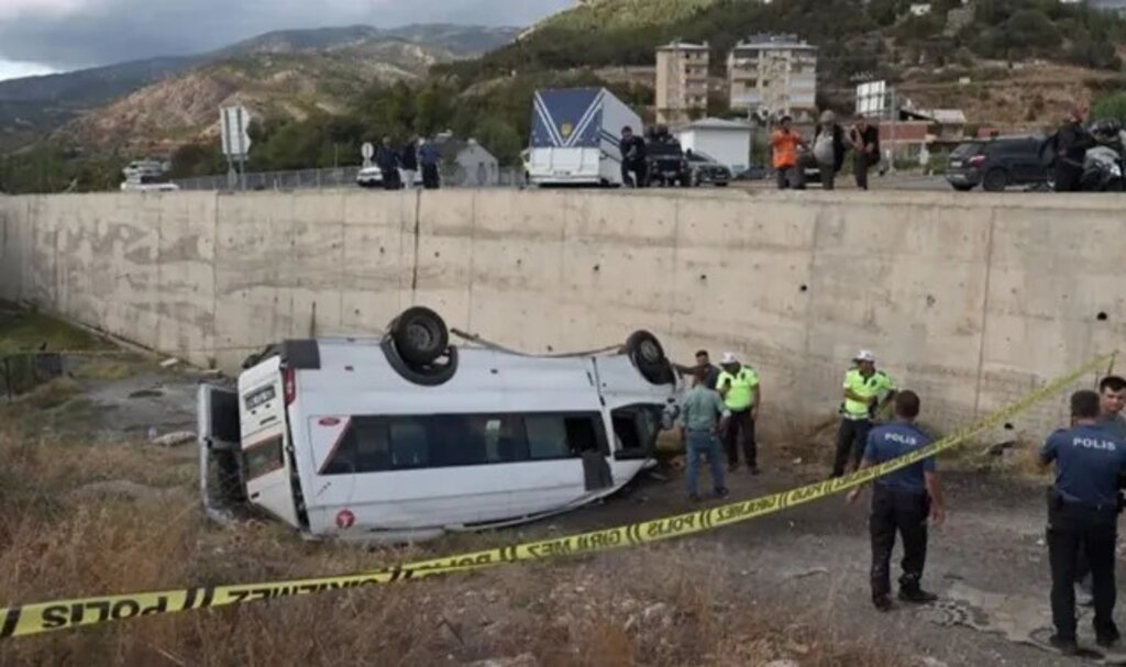 Sivas’ta minibüs devrildi
