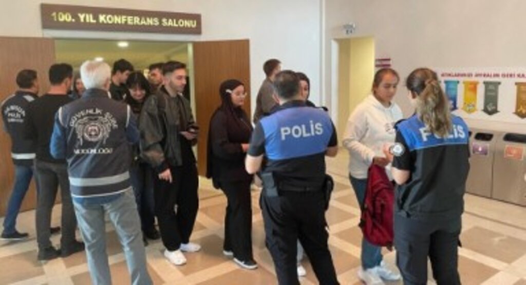 Üniversite Öğrencilerine Güvenlik ve Farkındalık Eğitimi