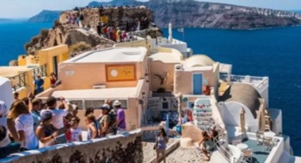 Yunanistan turist yoğunluğunu önlemek için vergi artırıyor