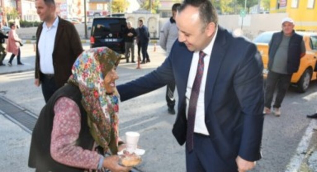 Amasya Belediyesinden sosyal belediyecilik örneği: Mobil ikram aracı vatandaşlarla buluşmaya devam ediyor