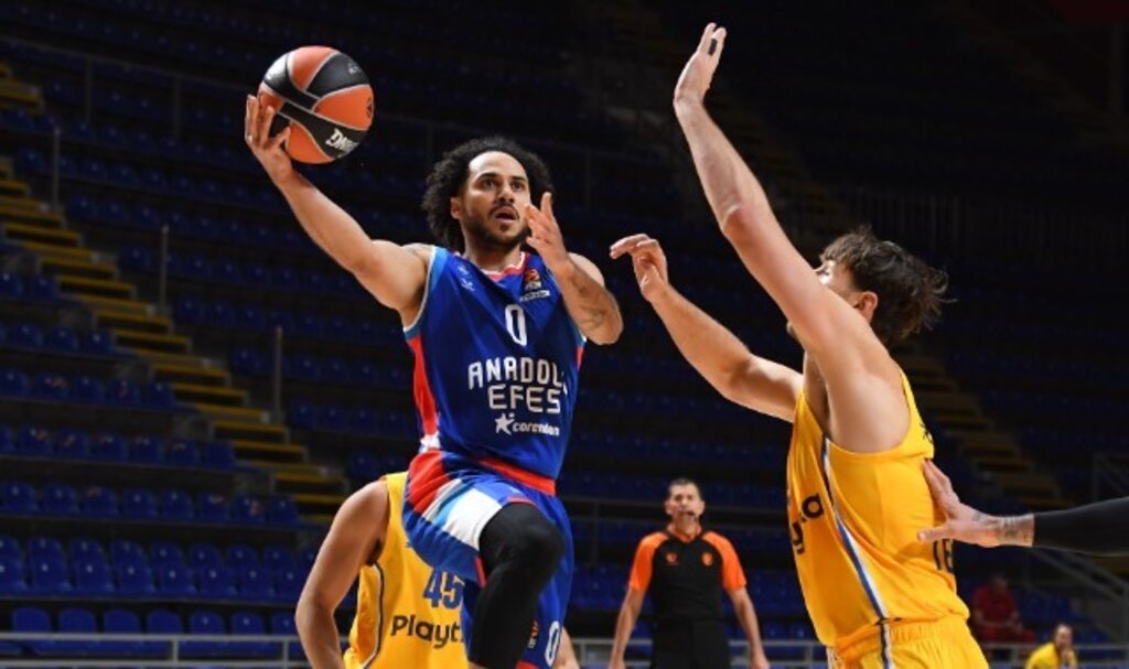 Anadolu Efes, Maccabi Playtika’ya Sırbistan’da boyun eğdi