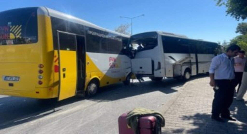 Antalya’da tur midibüsleri çarpıştı: 12 yaralı