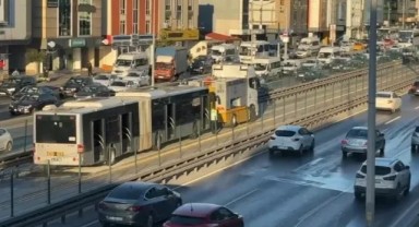 Avcılar Cihangir metrobüs durağında yangın çıktı
