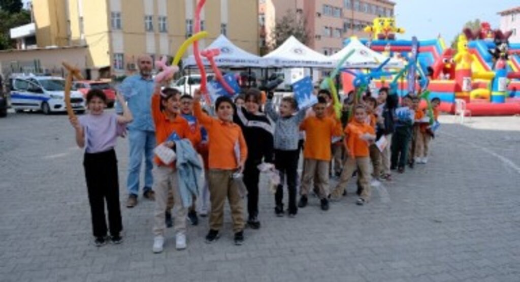 Büyükşehir İlçe Çocuk Şenlikleri Vezirköprü İle Devam Ediyor