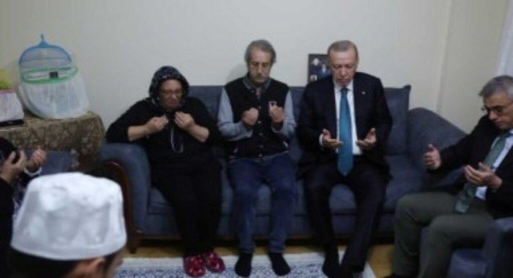 Cumhurbaşkanı Erdoğan’dan trafik kazasında hayatını kaybeden Betül Önderoğlu’nun ailesine taziye ziyareti