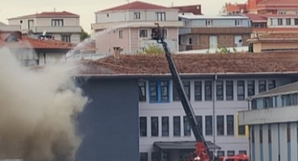 İstanbul'da depo yangını: Ekipler müdahale ediyor