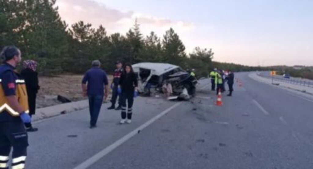 Karaman’da tarım işçilerini taşıyan minibüs devrildi: 2 ölü, 13 yaralı